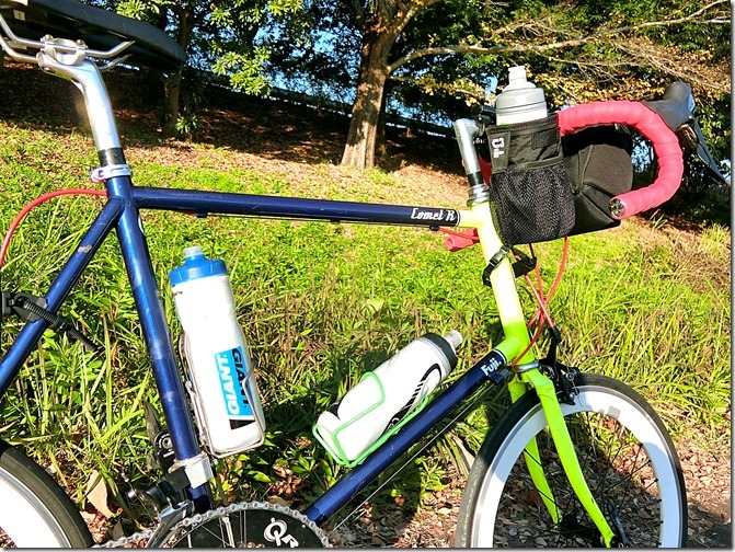 ハンドル横に自転車ボトルを置けるから超便利！オススメのボトルケージを紹介 | ミニベロカスタム入門|200キロツーリングの道